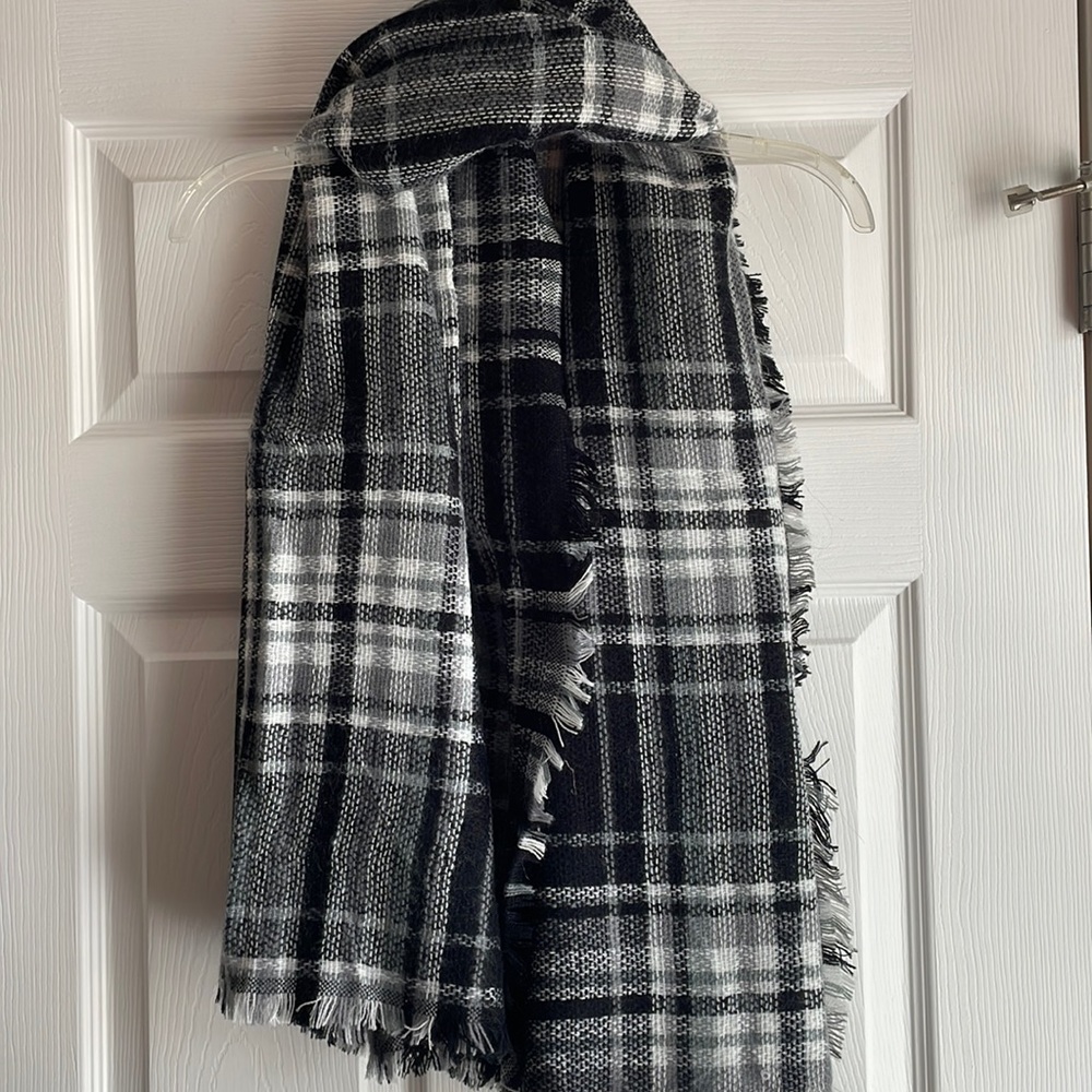 Black & white blanket scarf